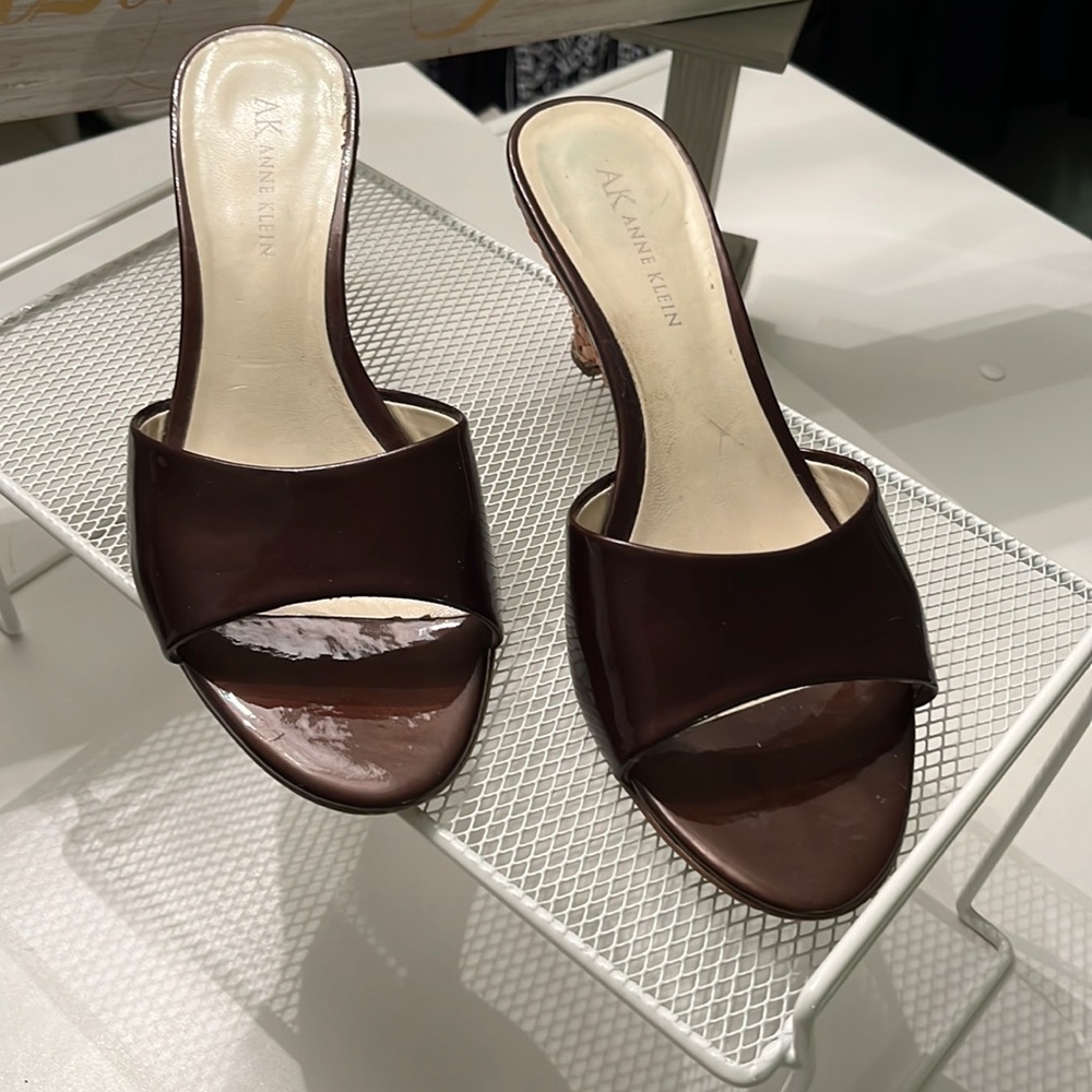 ANNE KLEIN Brown Patent Sling Backs